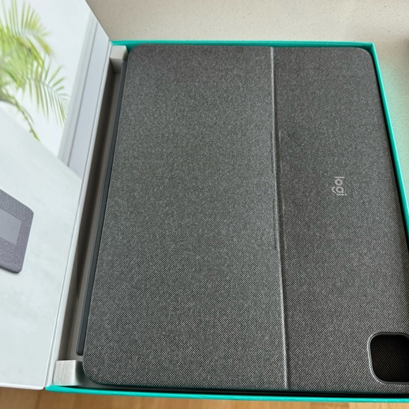 Logitech detachable keyboard case for iPad Pro 12.9 inch(5th and 6th generation) - Picture 6 of 7